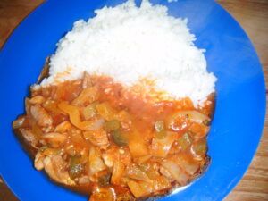 katův šleh s rýží uvařený z kuřecího masa a zeleniny