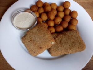 Klasický smažák z eidamu s kroketami a tatarkou