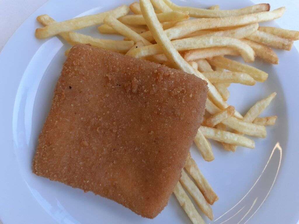 Smažený a obalovaný uzený sýr s hranolky