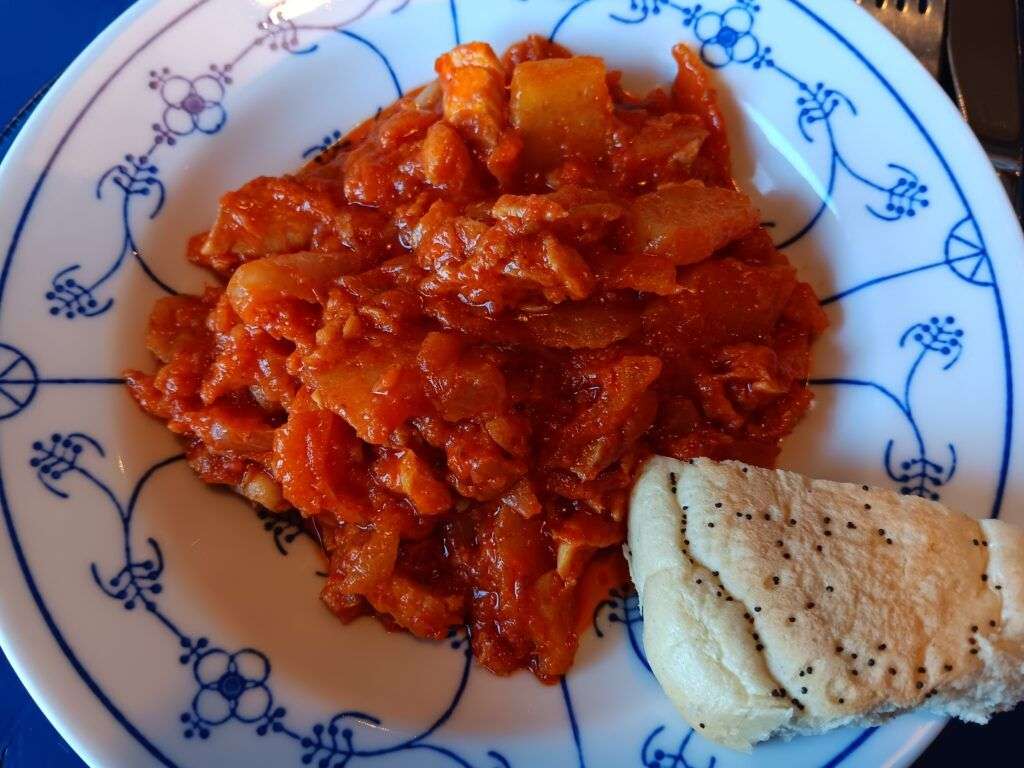 Bacalao - norské národní jídlo s portugalskými kořeny čili treska s bramborem, rajčaty a cibulkou.