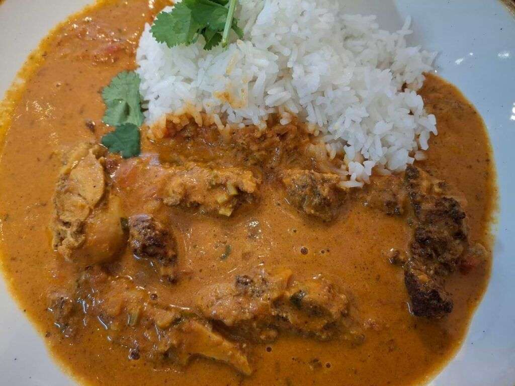 Hotové indické máslové kuře neboli butterchicken připravené podle tohoto receptu. Je podáváané s rýží.