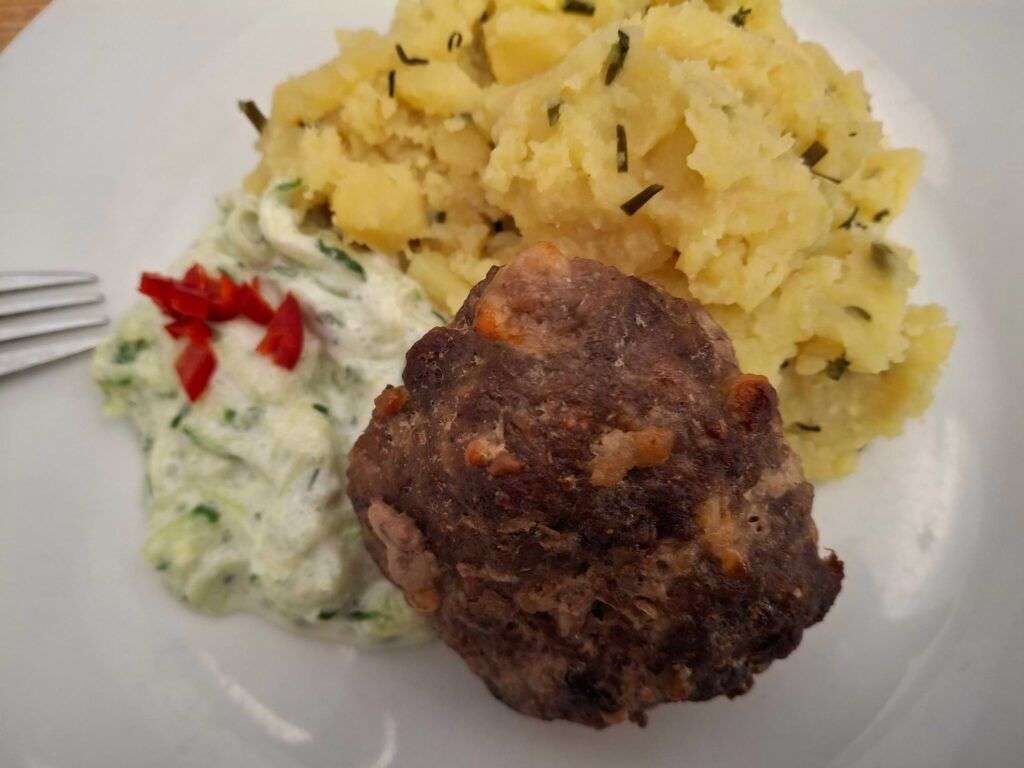 Řecké bifteki - to není chyba, opravdu se originální jídlo nejmenuje bifteky, podávané s tzatziki a šťouchaným bramborem