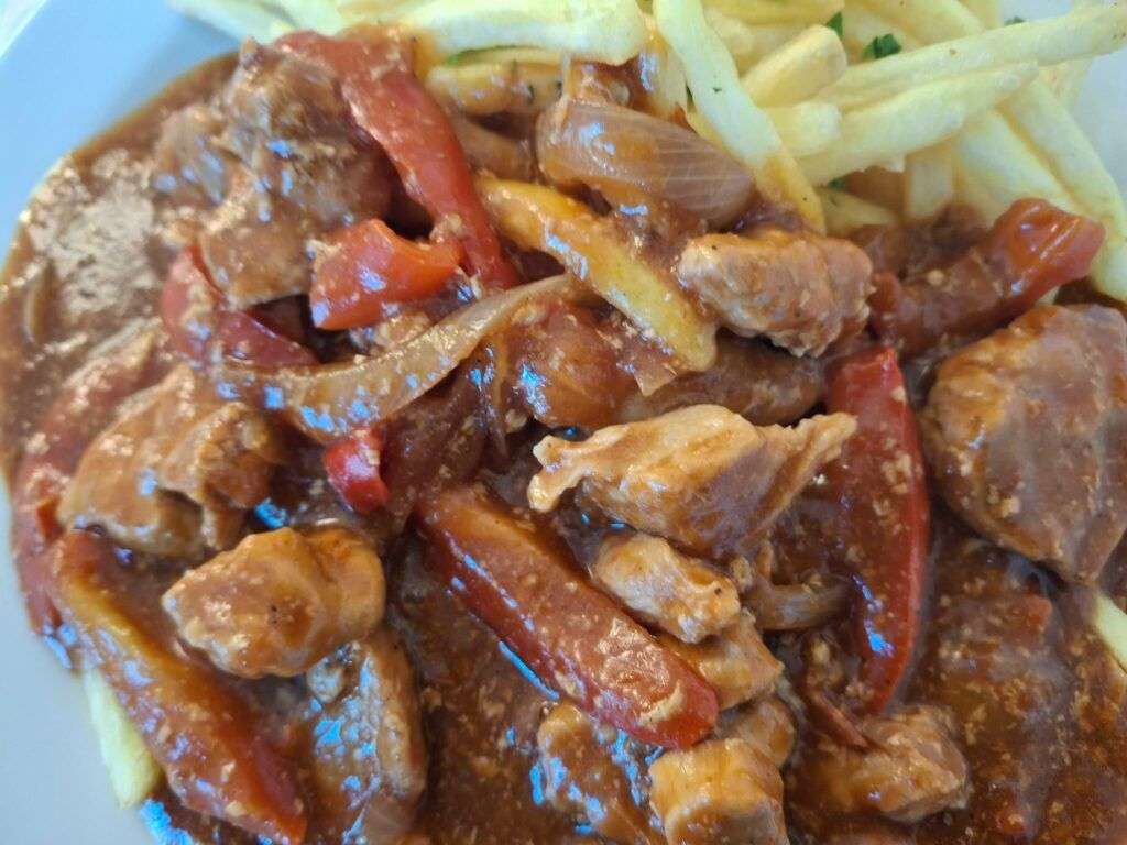 Hospodská klasika katův šleh připravovaný z vepřového plecka - tento recept byl podávaný s hranolky