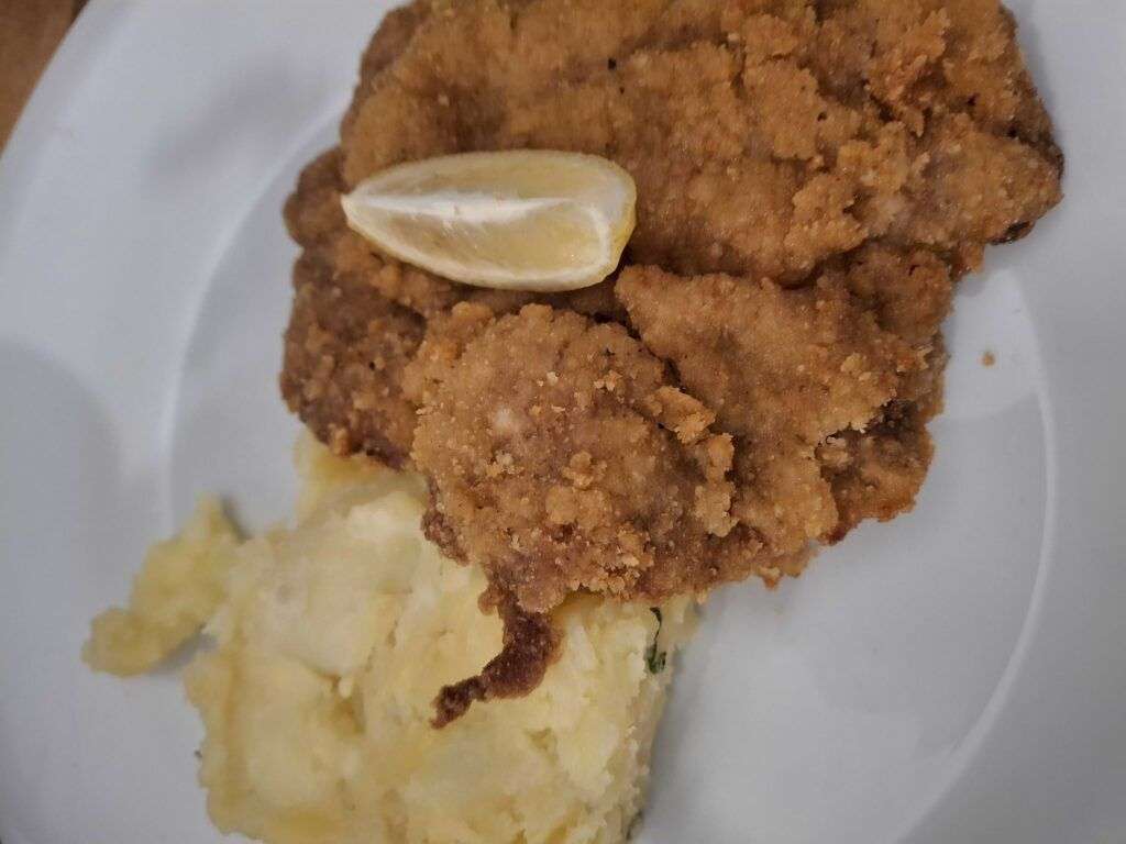 Fantastické domácí vepřové řízky na hořčici podávané s citronem a bramborovou kaší