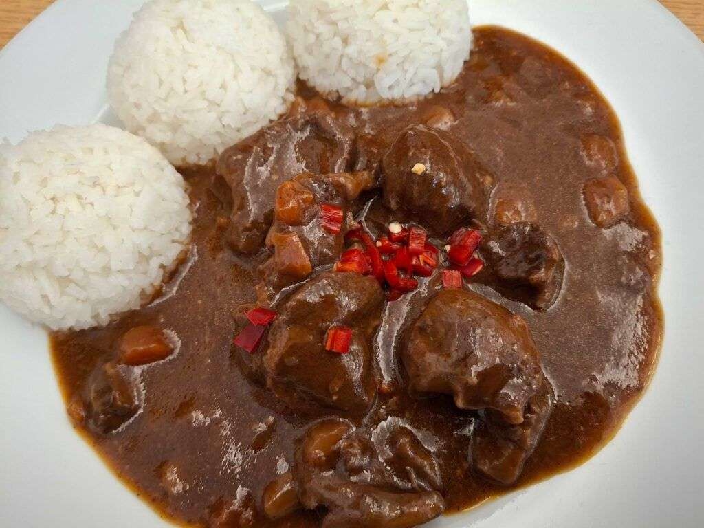 Ragout (ragú) z daňka doladěné lesním ovocem podávané s rýží