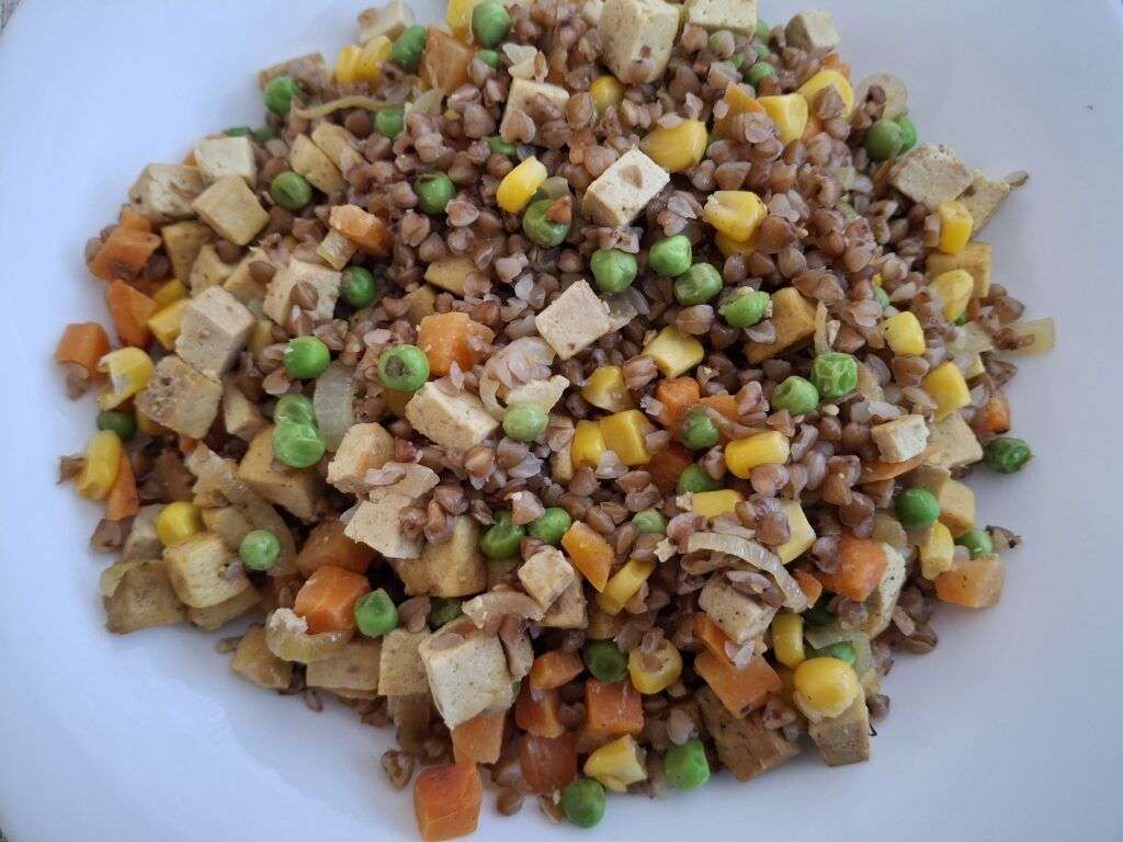 Jednoduchá pohanka s uzeným tofu a zeleninou